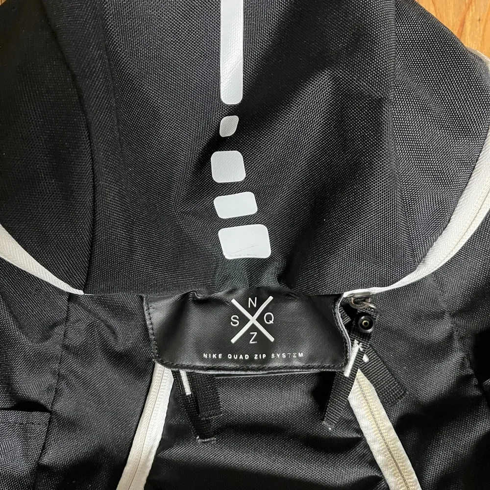 Nike Black & White Backpack EUC, all zippers work, no tears or rubs seen, unisex